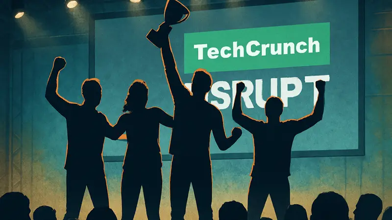 Выпускники TechCrunch Startup Battlefield празднуют на сцене после победы.