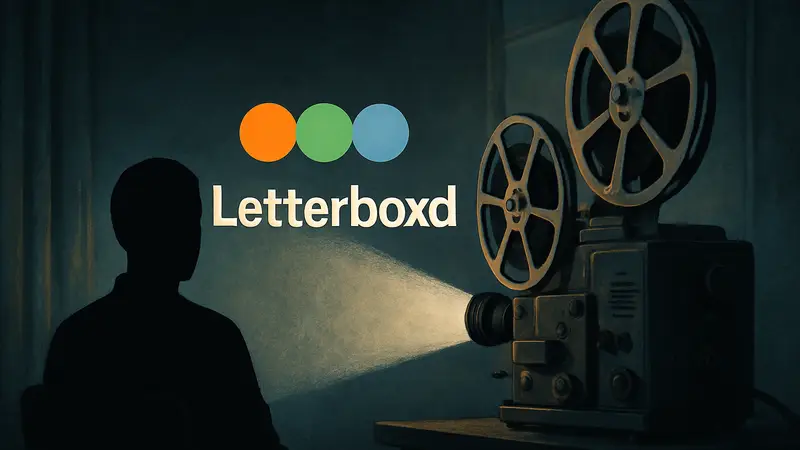 Логотип Letterboxd на фоне кинопроектора, символизирующий социальную сеть для кинолюбителей.