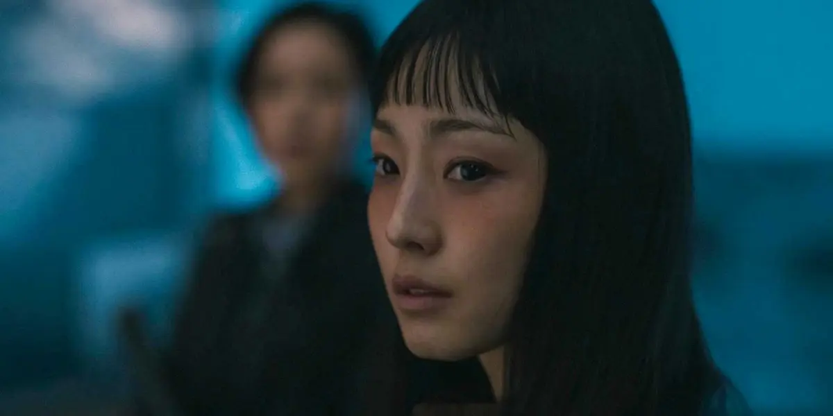 Jeon So-nee as Jeong Su-In in Parasyte: The Grey season 1