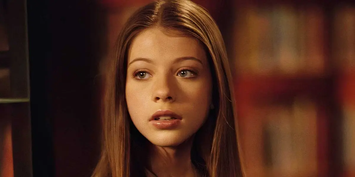 Michelle Trachtenberg as Dawn, looking at something off-camera in Buffy the Vampire Slayer.