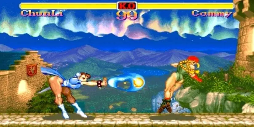 Chun Li uses her Kikoken against Cammy in Super Street Fighter II.