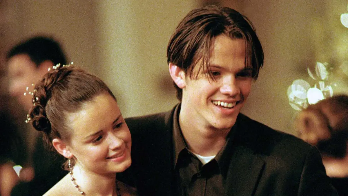 Rory and Dean at the dance in Gilmore Girls season 1
