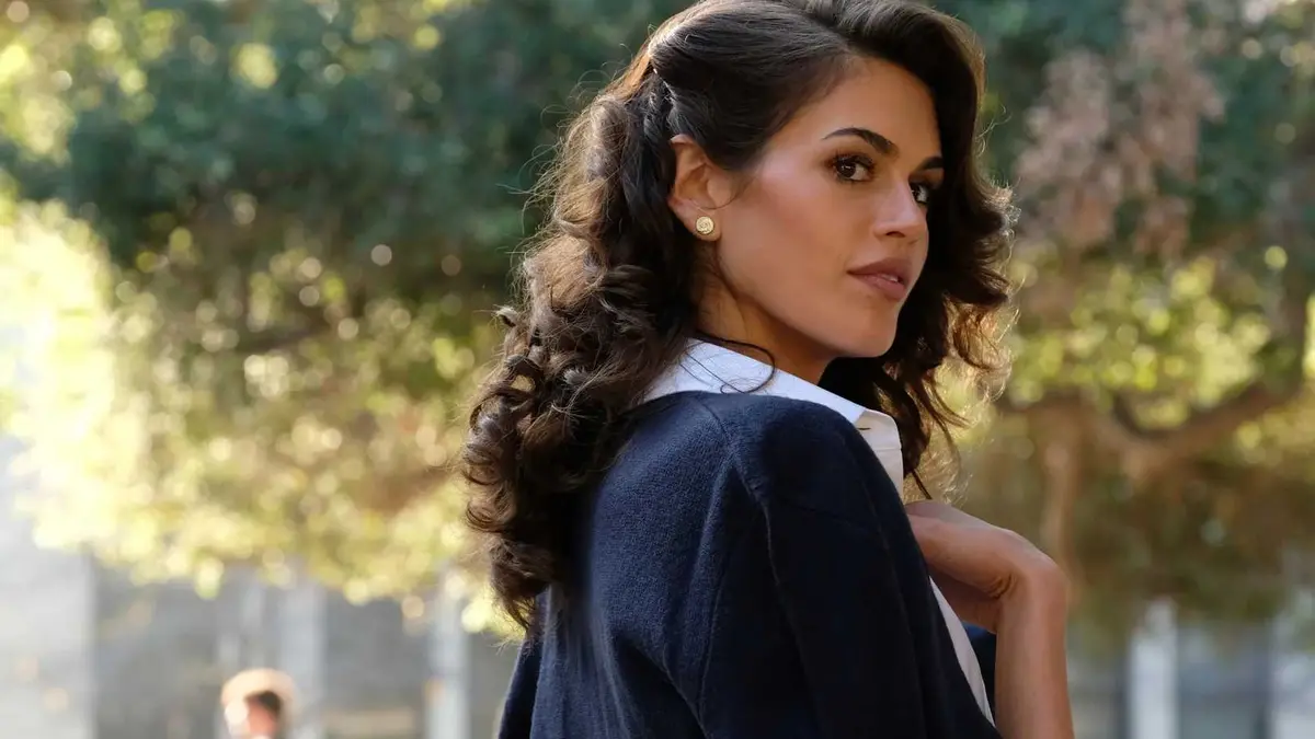 Kaia Gerber looks over her shoulder in The shards