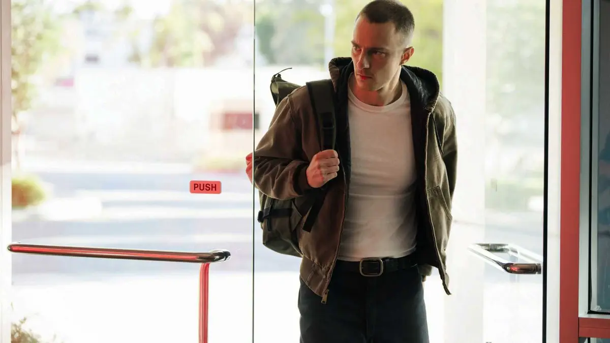 Cary Masterson (Drew Starkey) with a backpack in Lucky episode 4