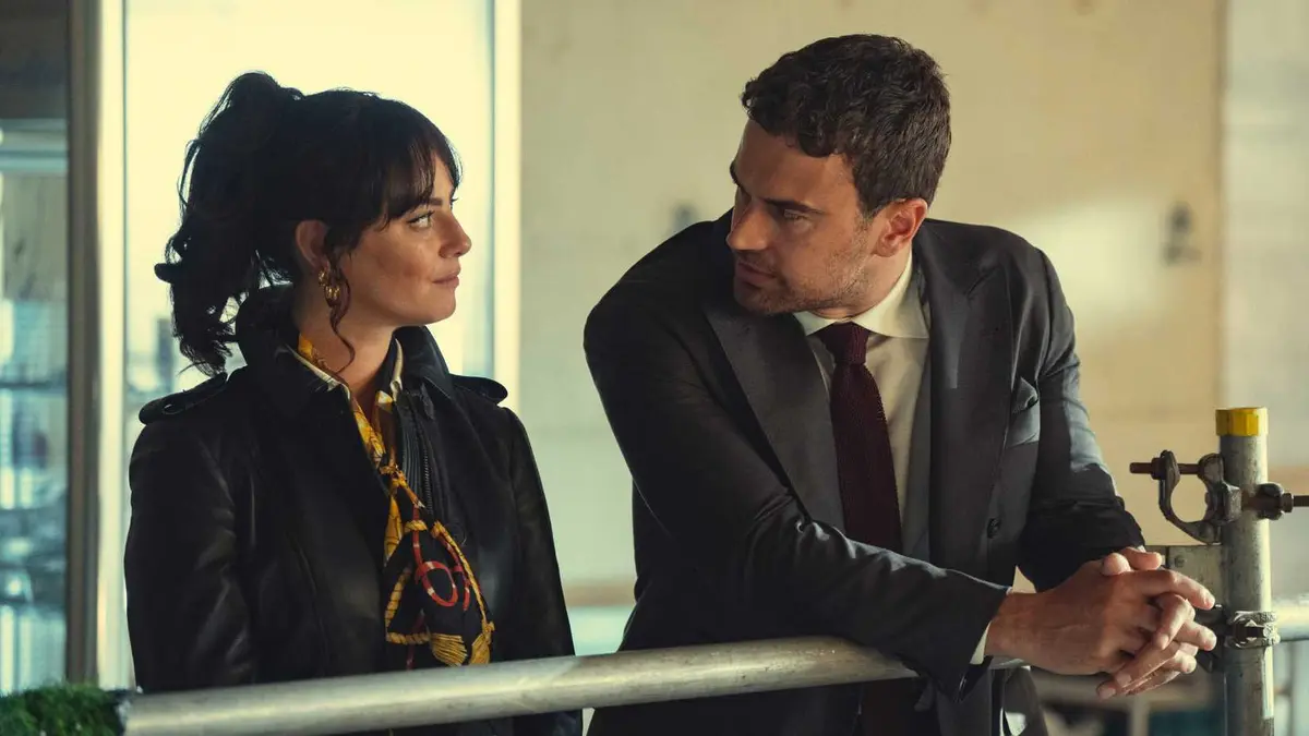 Kaya Scodelario and Theo James in The Gentlemen season 2, episode 4