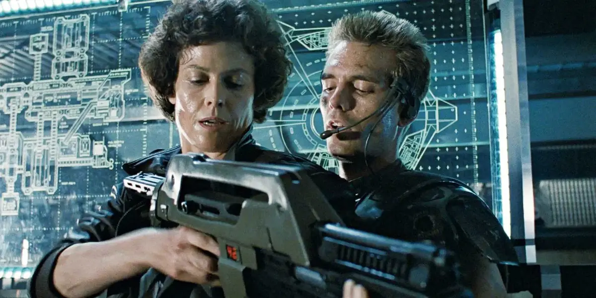 Sigourney Weaver and Michael Biehn examine a firearm in Aliens.