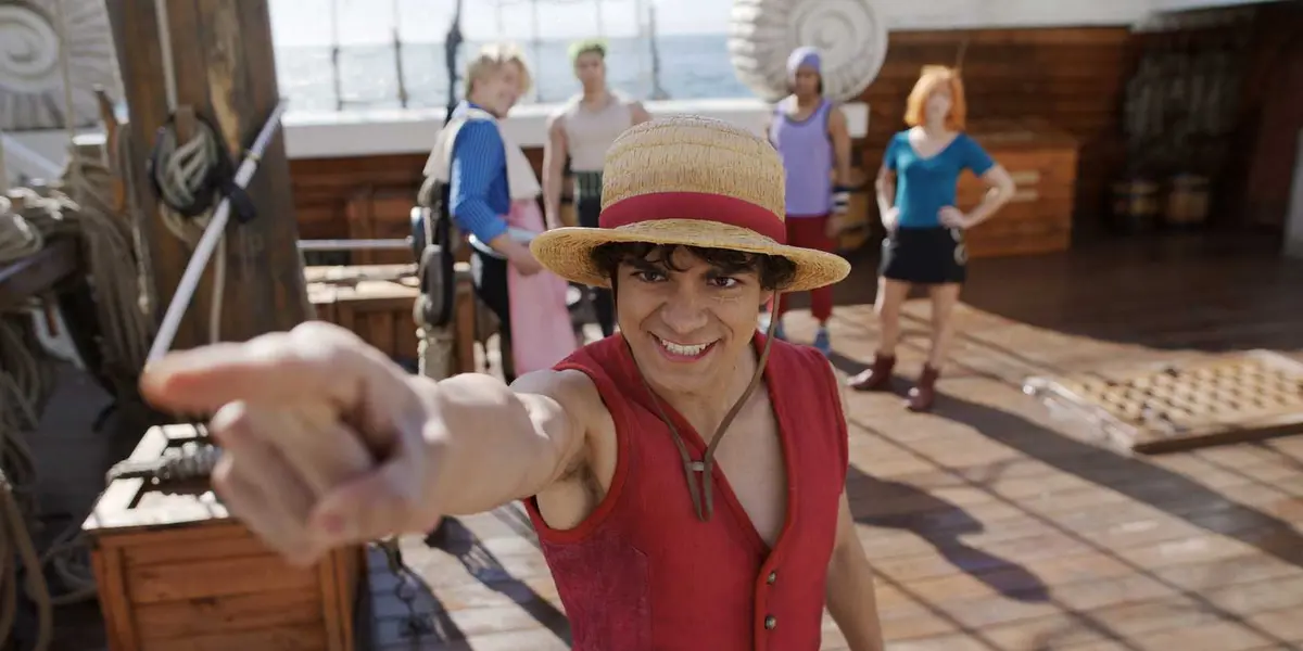 Inaki Godoy as Luffy smiling and pointing in Season 2 of the One Piece live action