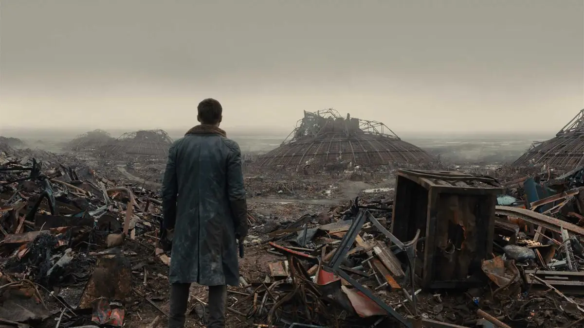 Ryan Gosling’s Agent K looking at ruins in Blade Runner 2049