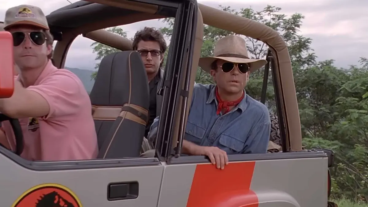 Dr Grant (Sam Neill) and Dr Malcolm (Jeff Goldblum) in a jeep in Jurassic Park