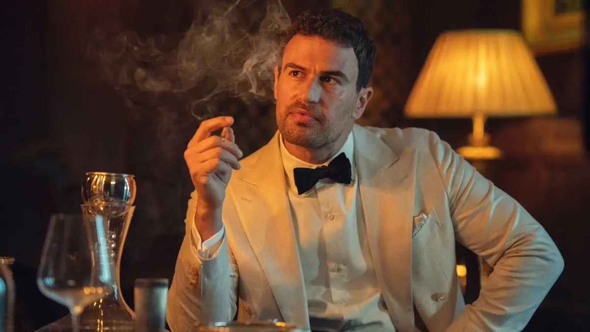 Still of Theo James in The Gentlemen.