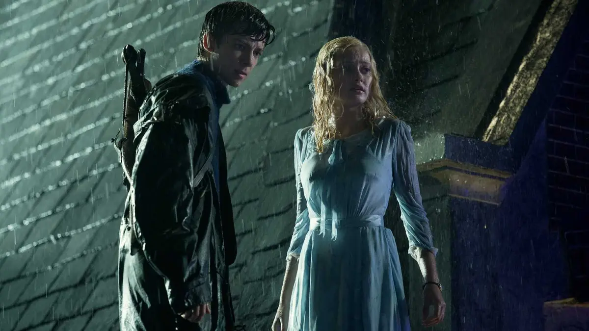 Asa Butterfield and Ella Purnell in Miss Peregrine's Home for Peculiar Children
