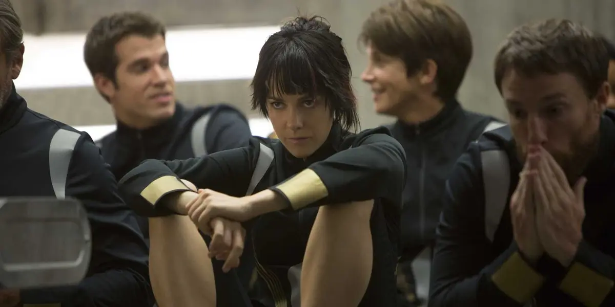 Johanna Mason (Jena Malone, Blight and the other victors sitting in a waiting room in The Hunger Games: Catching Fire.