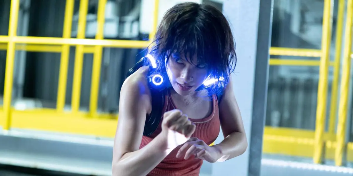 Tao Tsuchiya as Yuzuha Usagi ready to fight in Alice in Borderland