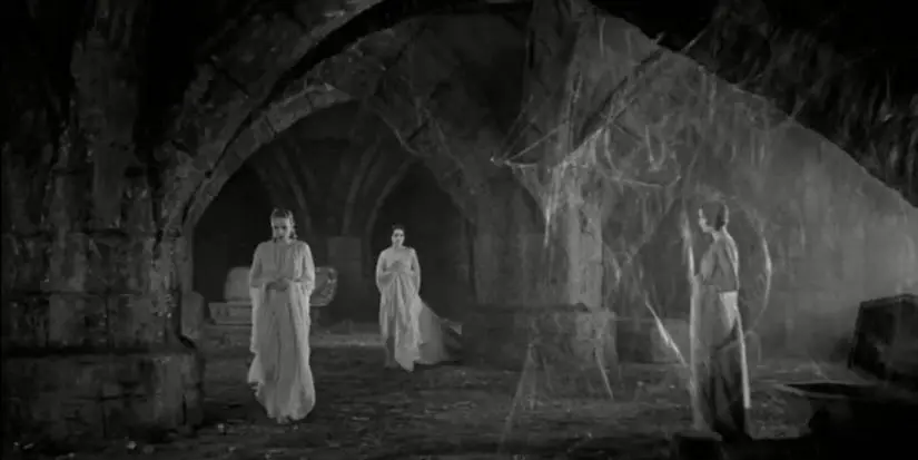 The Brides of Dracula inside a tomb in Dracula 1931