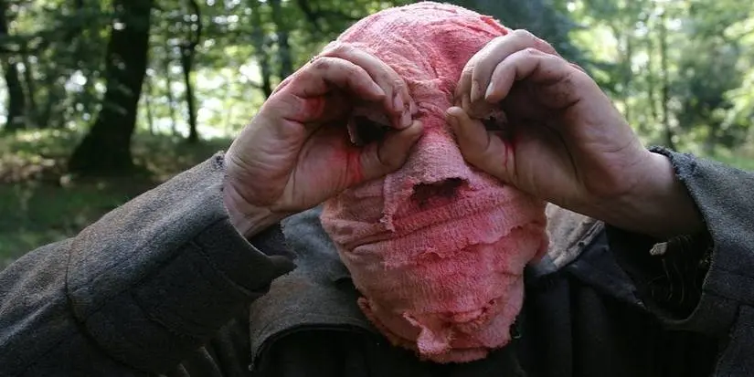 The killer from Timecrimes cupping his hands over his eyes