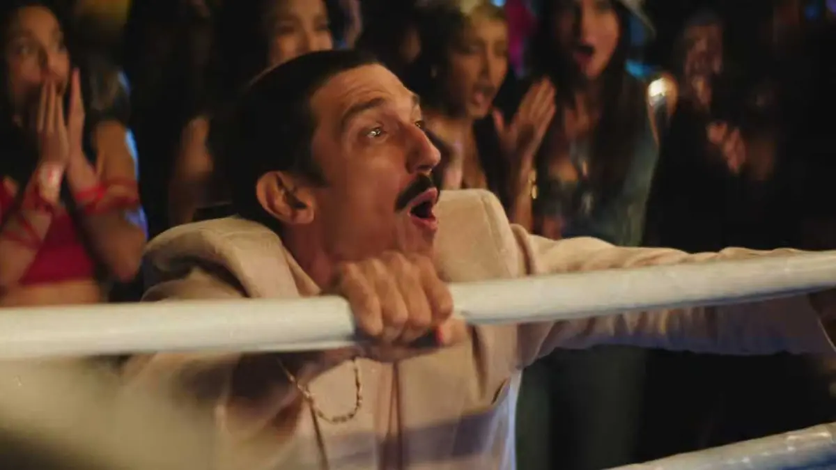 Dan (Andrew Schulz) at the side of a fighting ring in Street Fighter