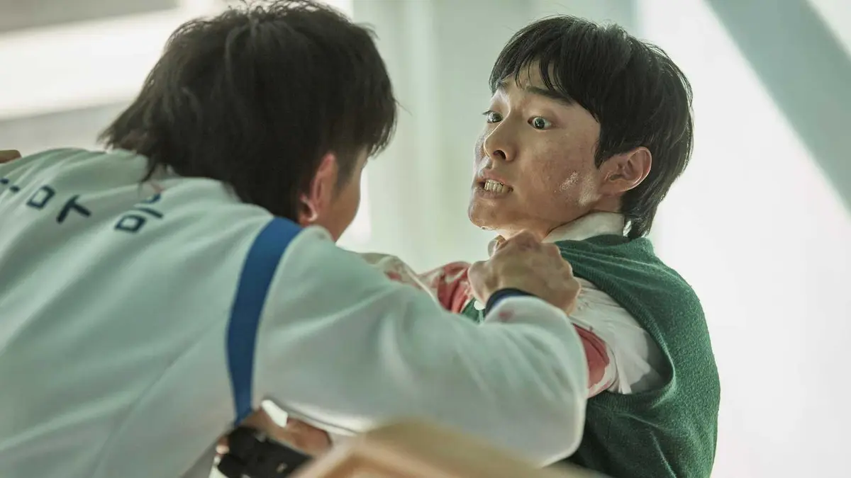 Gwi-nam and Cheong-san fighting in All of Us Are Dead.