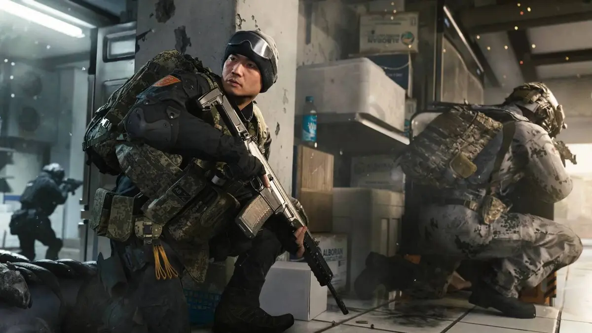 A soldier crouching with an M4 in Modern Warfare 4.