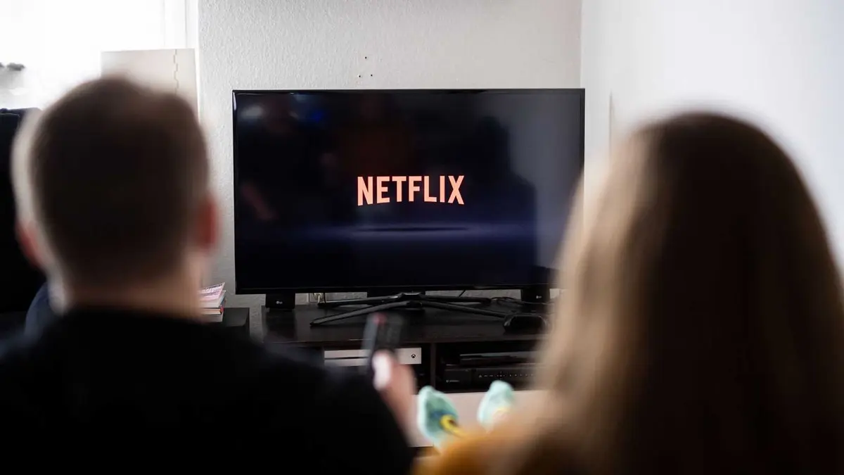 couple-watching-tv-netflix-logo