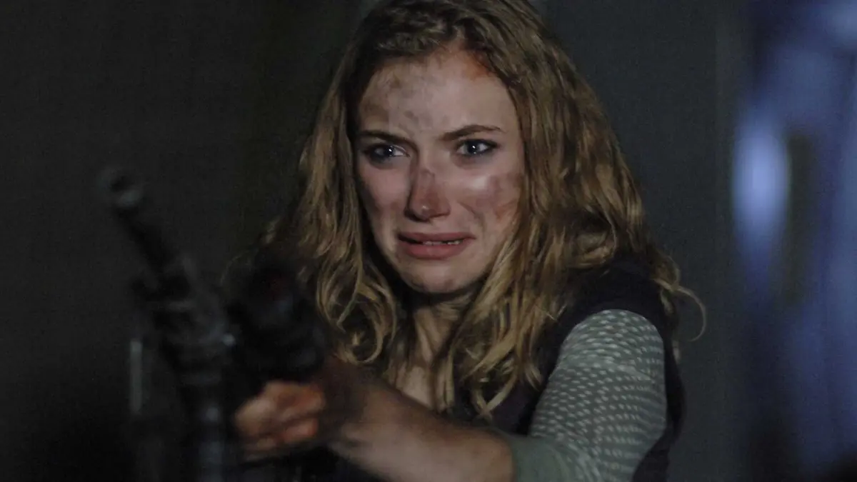 Imogen Poots as Tammy holding a gun while looking terrified in 28 Weeks Later