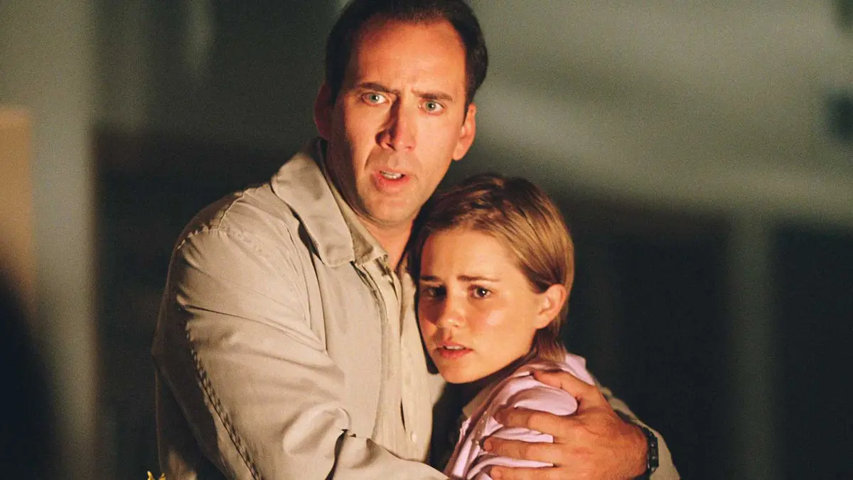 Nicolas Cage hugging Alison Lohman in Matchstick Men