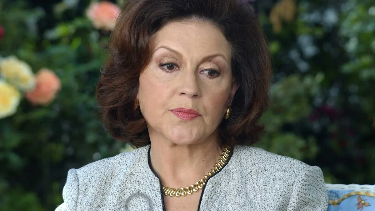 Emily Gilmore looks sad in Gilmore Girls season 5 episode 1