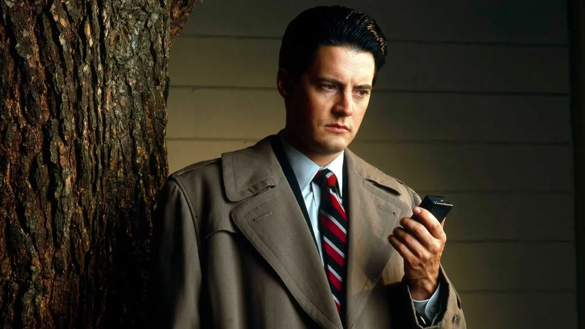 Dale Cooper using his recorder in Twin Peaks