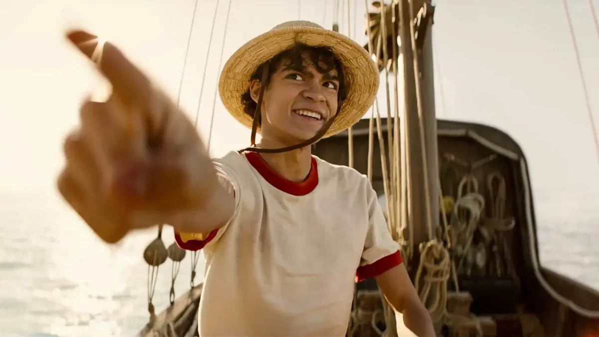 Luffy (Inaki Godoy) pointing in One Piece season 1, episode 2