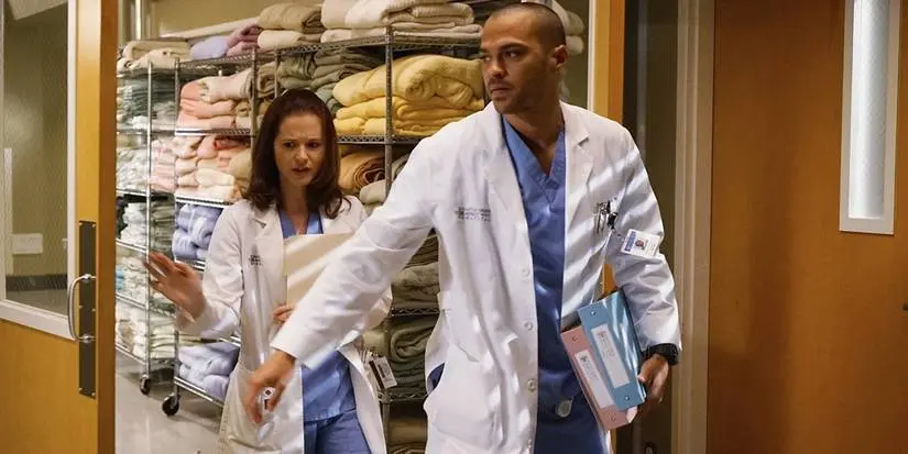 An image of Jackson and April walking through the corridor together in Grey's Anatomy