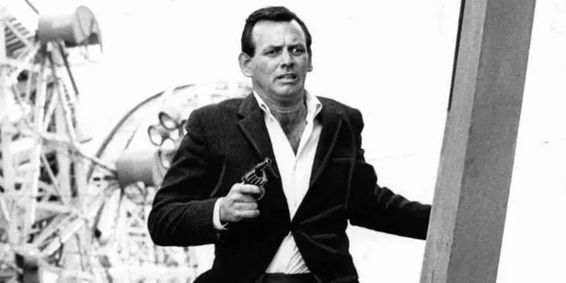 Kimble running with a gun in The Fugitive Tv show finale
