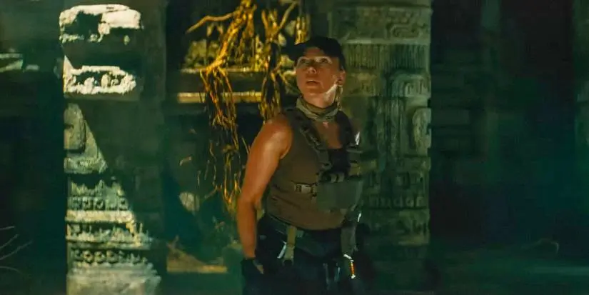 Zora (Scarlett Johansson) marveling at the vestiges on the island of dinosaurs in Jurassic World Rebirth