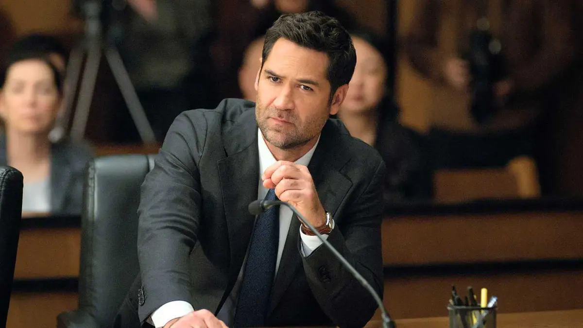 Manuel Garcia-Rulfo as Mickey Haller in the courtroom on The Lincoln Lawyer.