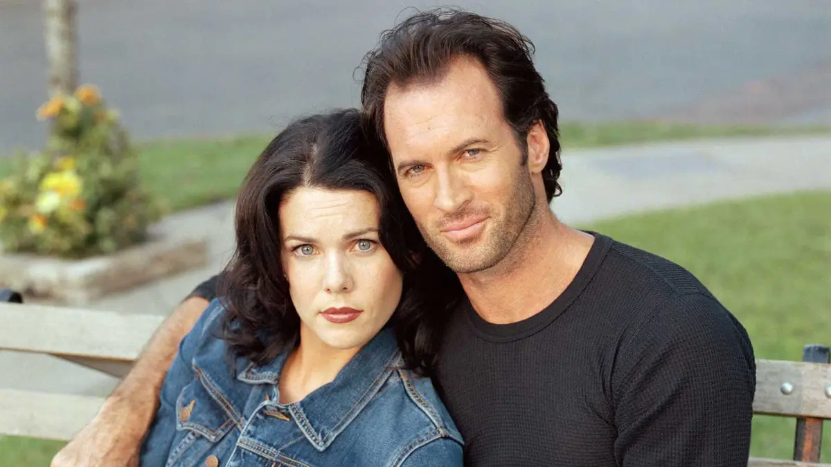Luke and Lorelai posing in a promo photo for Gilmore Girls season 1