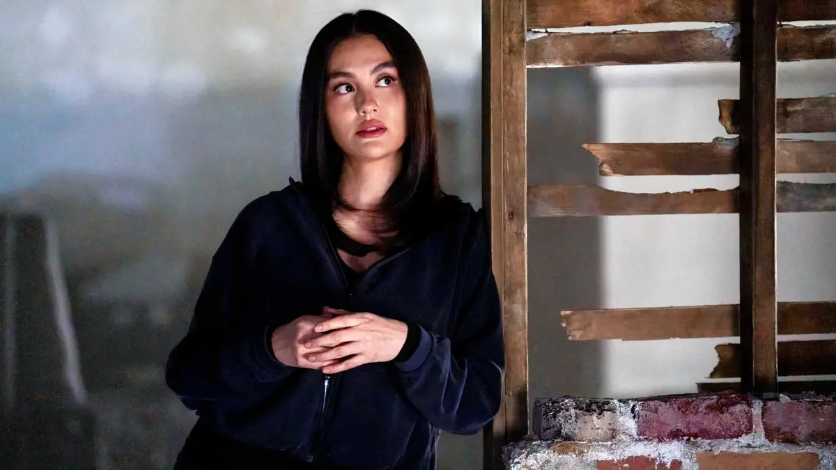 Agnez Mo as Lila holding a blade in Reacher season 4 episode 5