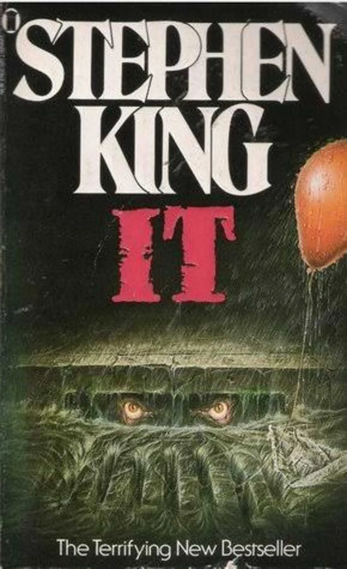 Stephen King IT book cover, Pennywise peering out from the sewer