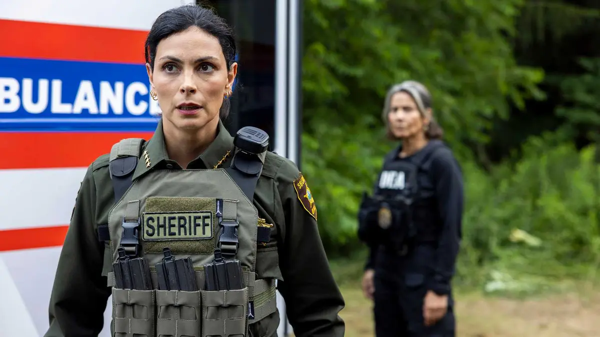 Still of Morena Baccarin as Sheriff Mickey Fox in Sheriff Country season 2.
