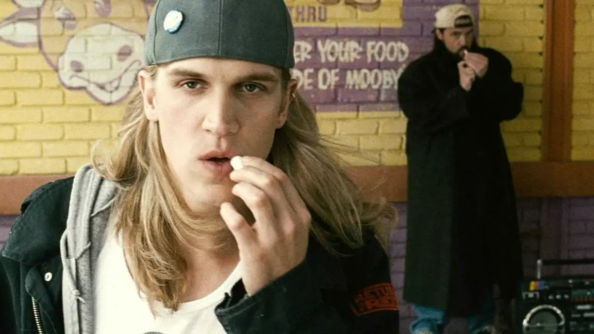 Jay and Silent Bob recreating the Silence of the Lambs in Clerks II
