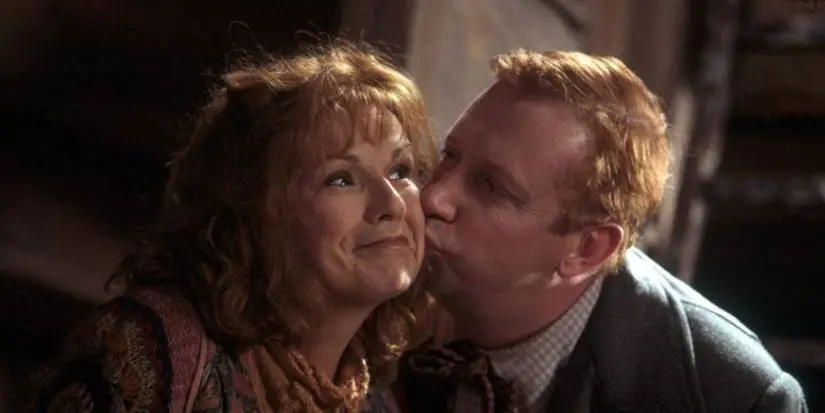 Arthur-Weasley kissing wife Molly on the cheek from Harry Potter movie