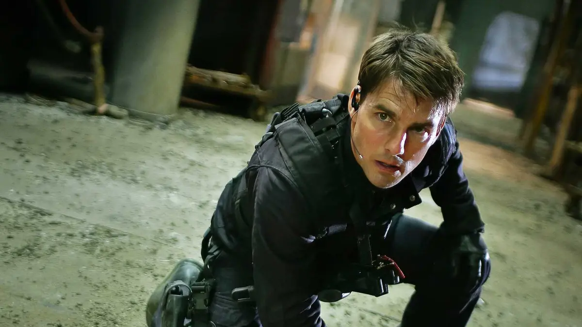 Tom Cruise in covert gear and kneeling in Mission: Impossible III