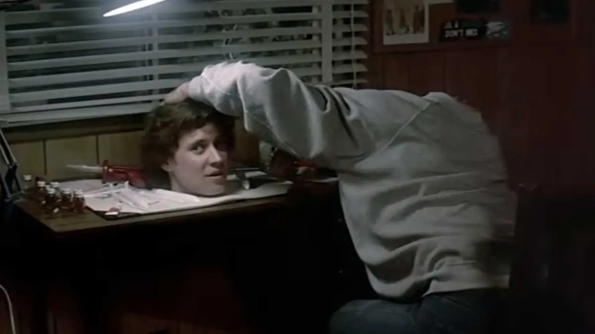 Beta fixing his head in The Last Starfighter