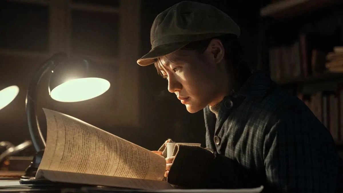 Zine Tseng as Young Ye Wenjie reading a book in 3 Body Problem season 1 episode 2