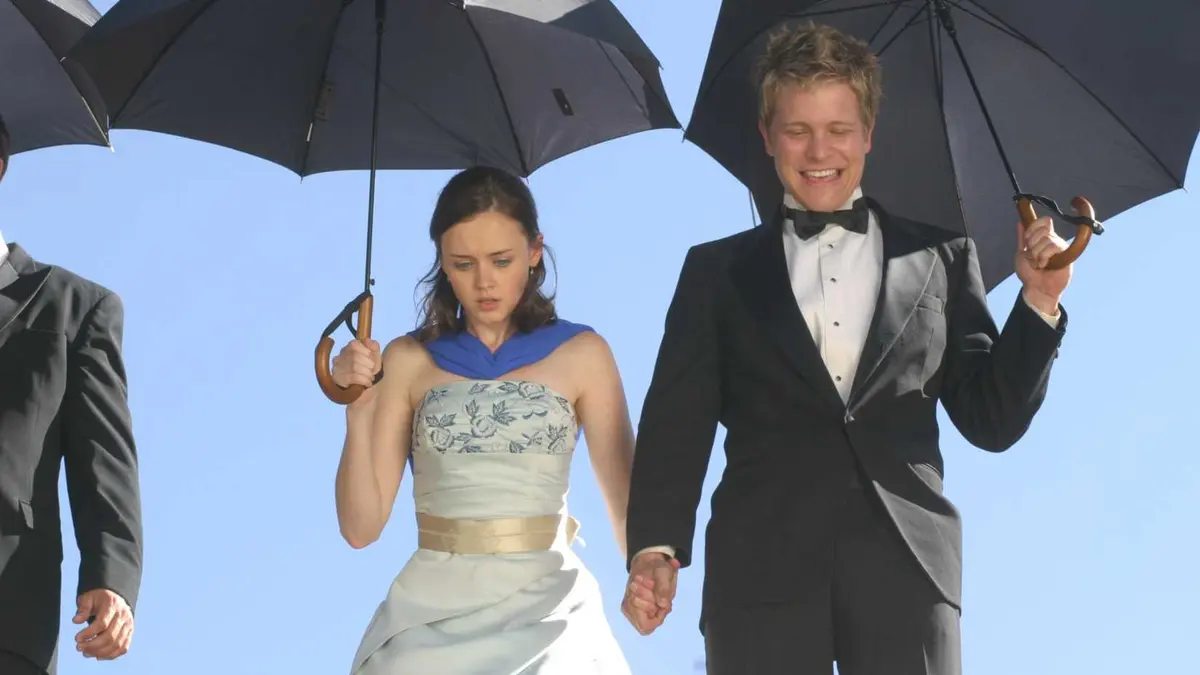 Rory (Alexis Bledel) and Logan (Matt Czuchry) holding hands in Gilmore Girls