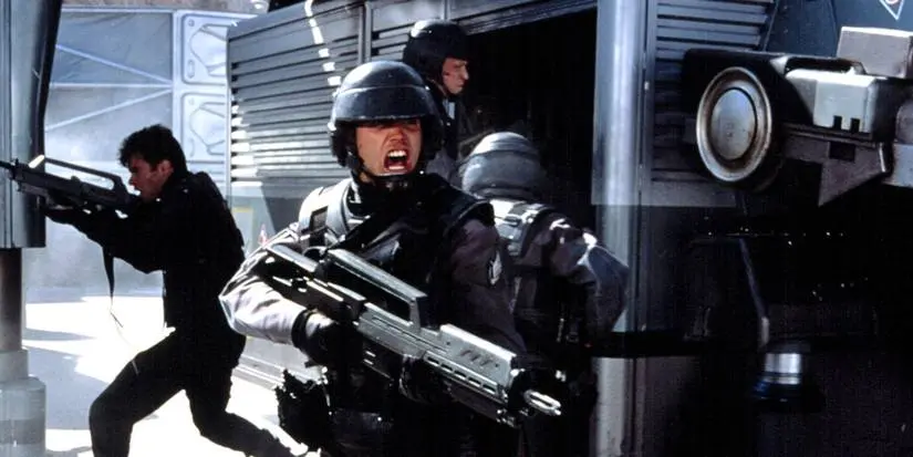 Casper Van Dien as Johnny shouting with a large gun in Starship Troopers