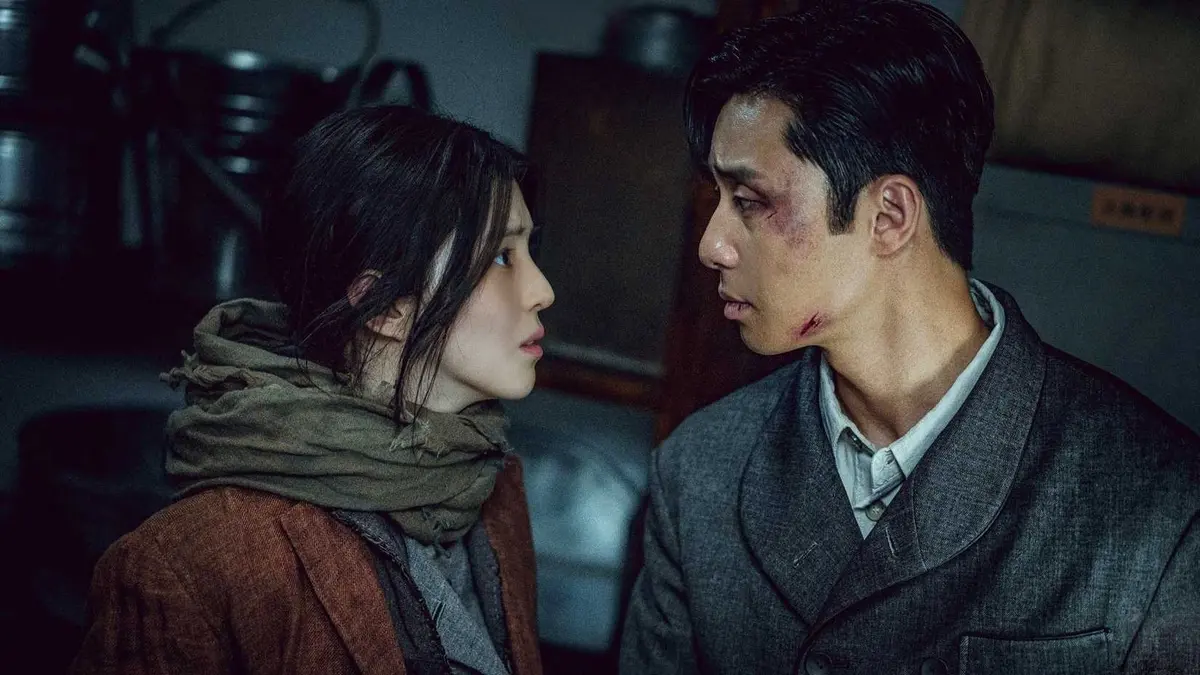 The main characters look at each other worriedly in the K-drama Gyeongseong Creature.