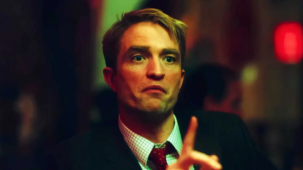 Robert Pattinson speaking to his producer in Primetime