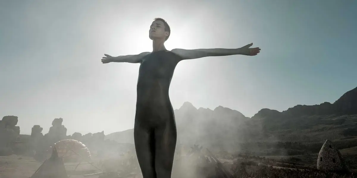 Amanda Collin as Mother/Lamia spreading out her arms in Raised by Wolves.