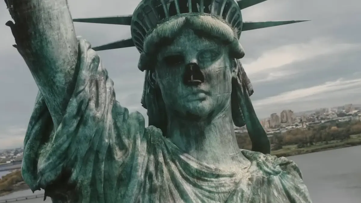 The Statue of Liberty with its nose missing in The Walking Dead: Dead City.