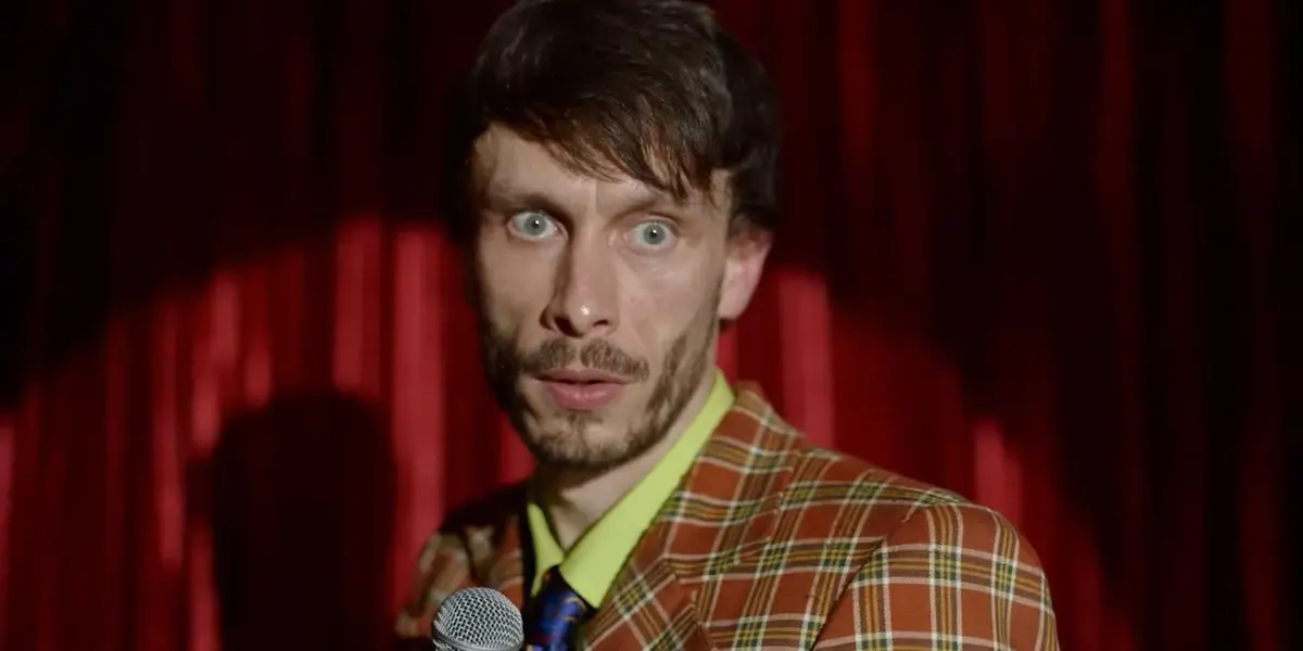 Donny Dunn (Richard Gadd) doing stand-up in Baby Reindeer