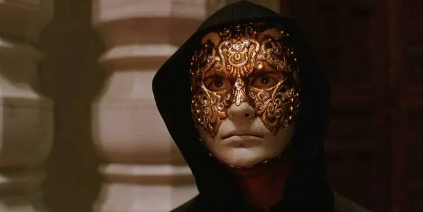Dr. William Harford, played by Tom Cruise, wears a mask and cloak to attend a secret masked ball and ritual in Eyes Wide Shut