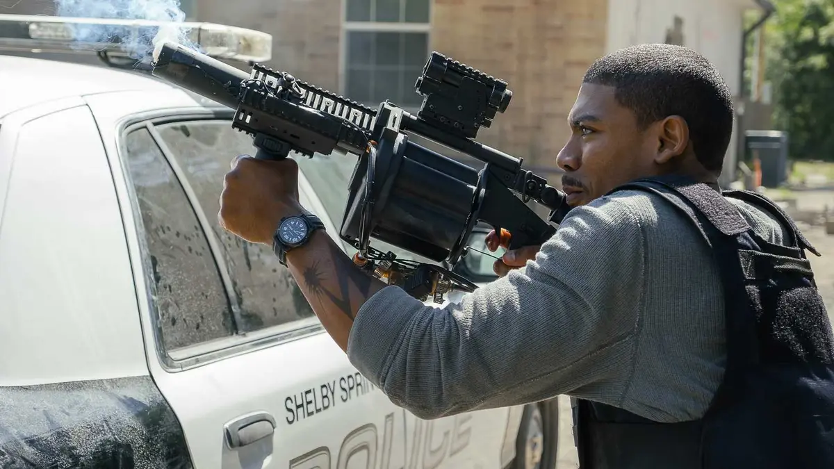Aaron Pierre as Tery Richmond holding up a grenade launcher in Rebel Ridge on Netflix